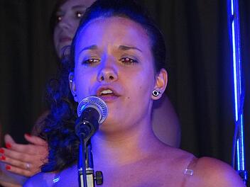 Gemeinsam mit der Schulband interpretierte Celina Lassmann "Proud Mary" und verschaffte dem Publikum Gänsehautfeeling.