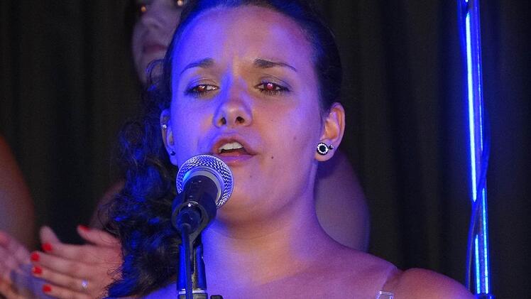 Gemeinsam mit der Schulband interpretierte Celina Lassmann "Proud Mary" und verschaffte dem Publikum Gänsehautfeeling.