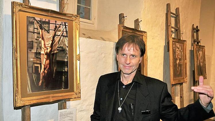 Der Objektkunst und den Werken von Hans Doppel aus Haßfurt (im Bild) war ein Themenabend in der Rathaushalle gewidmet.  Foto: Ulrike Langer