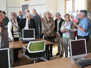 Die Arbeit mit Computern ist ein wichtiger Teil der Ausbildung am Bestatterzentrum. Die Bestatter müssen zum Beispiel Todesanzeigen gestalten können, erfuhren die Teilnehmer am Vierziger-Treffen. Norbert Mauer (2. von rechts) erklärte die Einrichtung. Fotos: Dieter Britz