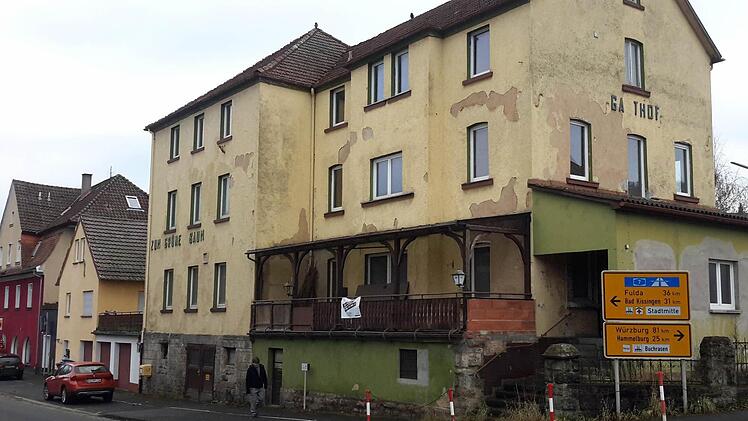 Wahrlich kein Aushängeschild für Bad Brückenau ist der seit Jahrenleer stehende Gasthof "Zum Grünen Baum". Die Zeichen des zunehmenden Verfalls des Gebäudes am Ortseingang sind auch von außen gut sichtbar. Verkaufsverhandlungen scheiterten bisher am Preis. Foto: Rolf Pralle