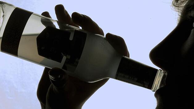 Wie leicht es für minderjährige Jugendliche ist, Alkohol zu kaufen, sollte mit der Hilfe zweier Jugendlicher in Bad Kissingen getestet werden. (Foto: Jens Büttner/dpa)