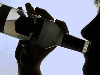 Wie leicht es f&uuml;r minderj&auml;hrige Jugendliche ist, Alkohol zu kaufen, sollte mit der Hilfe zweier Jugendlicher in Bad Kissingen getestet werden. (Foto: Jens B&uuml;ttner/dpa)