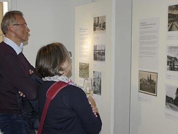 Fotos der Alten Saalebrücke fanden bei den heimischen Besuchern besonderes Interesse. Foto: Winfried Ehling