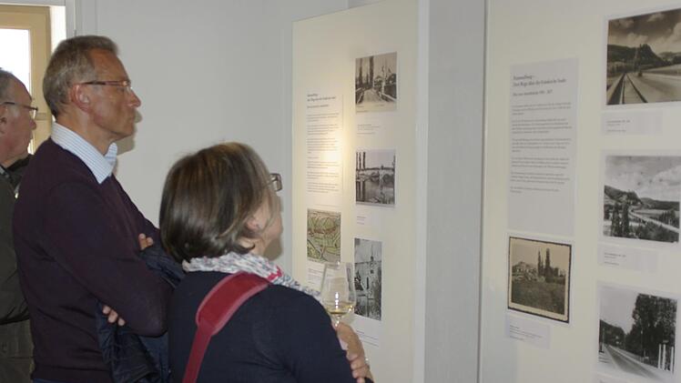 Fotos der Alten Saalebrücke fanden bei den heimischen Besuchern besonderes Interesse. Foto: Winfried Ehling