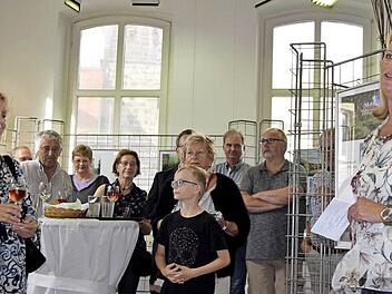 Zweite Bürgermeisterin Sabine Rießner (rechts) eröffnete die Vernissage "Bilder aus Lichtenfels und Umgebung". Foto: Andreas Welz