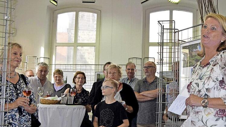 Zweite Bürgermeisterin Sabine Rießner (rechts) eröffnete die Vernissage "Bilder aus Lichtenfels und Umgebung". Foto: Andreas Welz