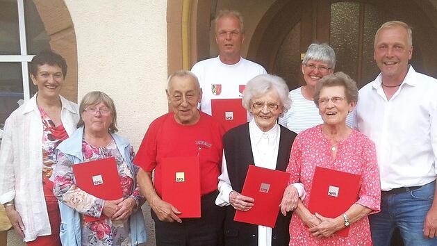 Ehrungen prägten die Jahreshauptversammlung des SPD-Ortsvereins Kupferberg. Unser Bild zeigt (von links) die SPD-Kreisvorsitzende und Landtagsvizepräsidentin Inge Aures, Elsbeth Bauer, Edelbert Hahn, Alexander Matysiak, Anneliese Günther, Schriftführerin und Stadträtin Anke Emminger, Anna Matysiak sowie Ortsvorsitzenden Volker Matysiak.  Foto: Klaus-Peter Wulf