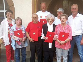 Ehrungen prägten die Jahreshauptversammlung des SPD-Ortsvereins Kupferberg. Unser Bild zeigt (von links) die SPD-Kreisvorsitzende und Landtagsvizepräsidentin Inge Aures, Elsbeth Bauer, Edelbert Hahn, Alexander Matysiak, Anneliese Günther, Schriftführerin und Stadträtin Anke Emminger, Anna Matysiak sowie Ortsvorsitzenden Volker Matysiak.  Foto: Klaus-Peter Wulf