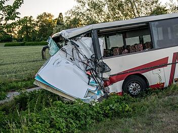 Ein Reisebus liegt nach einem Zusammenstoß mit einem Rettungswagen auf der Landesstraße 58 zwischen Lensahn und Cismar im Straßengraben. Bei dem Zusammenstoß nördlich von Lübeck sind 46 Menschen - darunter hauptsächlich Kinder - verletzt worden. Die meisten Unfallbeteiligten blieben leicht verletzt, zwei Personen wurden schwer verletzt, wie die zuständige Regionalleitstelle mitteilte. Foto: Arne Jappe/dpa