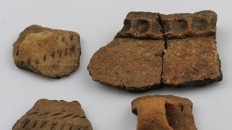 Kammstichmuster und Fingertupfenleisten sind charakteristisch für die Keramik der bronzezeitlichen Menschen. Diese Scherben sind gut 3500 Jahre alte Überreste einer frühgeschichtlichen Siedlung am heutigen Ortsrand des Hirschaider Ortsteils Erlach.Archäologistik Bamberg