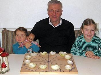 Kurt Markert befragt mit seinen Enkelinnen das Zwiebelorakel. Ganz wie es früher war, da haben die Kinder auf dem Land auch von Oma und Opa die alten Traditionen und Bräuche mitbekommen. Foto: privat