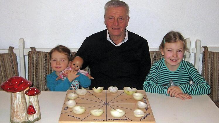 Kurt Markert befragt mit seinen Enkelinnen das Zwiebelorakel. Ganz wie es früher war, da haben die Kinder auf dem Land auch von Oma und Opa die alten Traditionen und Bräuche mitbekommen. Foto: privat