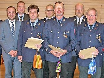 Vertreter der Feuerwehr und Ehrengäste flankieren die für 40 aktive Dienstjahre ausgezeichneten Joachim Nowak, Jürgen Jacob und Herbert Höhn (Bildmitte, von links). Foto: Klaus Oelzner