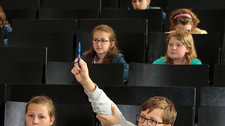 Die Mädchen und Jungen bei der Vorlesung "Sichere Passwörter, die man sich merken kann" waren sehr interessiert und haben schon selbst einiges an Vorwissen und Erfahrungen mitgebracht, aber auch viel Neues gelernt.  Fotos: Matthias Hoch