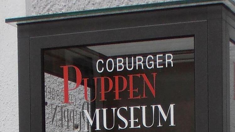 Schaukasten am Eingang zum Coburger Puppenmuseum