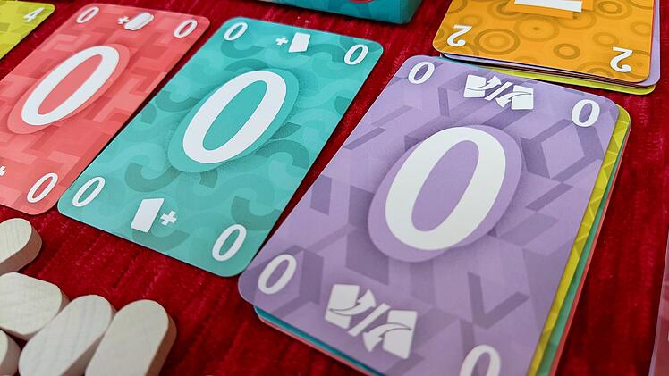 Kartenspiel-Test Zero Hero - Absackerspiel mit Kaufmechanismus und Ärger-Faktor