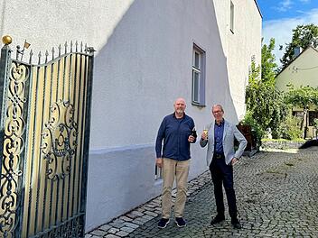 Die beiden Weinexperten Michael Dassler (rechts) und Olaf Kaddatz gehen mit ihrem Hof-Weinfest in Herzogenaurach in die zweite Runde.