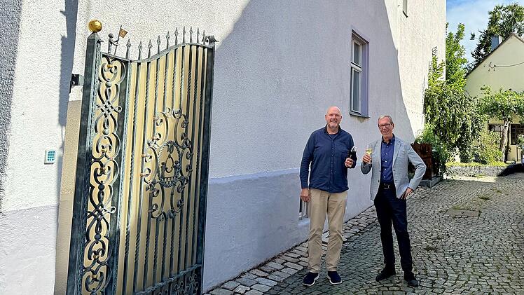 Die beiden Weinexperten Michael Dassler (rechts) und Olaf Kaddatz gehen mit ihrem Hof-Weinfest in Herzogenaurach in die zweite Runde.