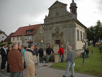 Bevor die Sanierung losging, wurden die Bürger mit einbezogen. Der neue Weg, der zwischen der Kirche und dem See (rechts) angelegt wurde, entzweit die Meinung der Leuzendorfer. Foto: Gerhard Schmidt