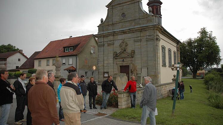 Bevor die Sanierung losging, wurden die Bürger mit einbezogen. Der neue Weg, der zwischen der Kirche und dem See (rechts) angelegt wurde, entzweit die Meinung der Leuzendorfer. Foto: Gerhard Schmidt