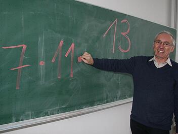Mathematiklehrer Hermann Dunkel zeigt seinen 13-er-Trick, den er seit Jahrzehnten mit den Sechstklässlern rechnet. Foto: Sonja Adam
