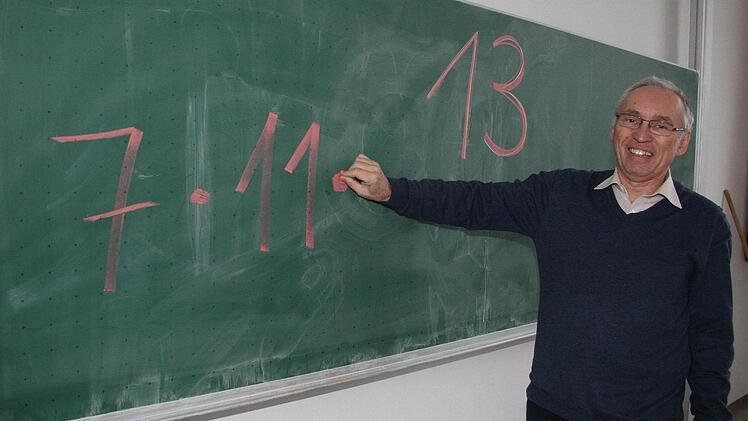 Mathematiklehrer Hermann Dunkel zeigt seinen 13-er-Trick, den er seit Jahrzehnten mit den Sechstklässlern rechnet. Foto: Sonja Adam