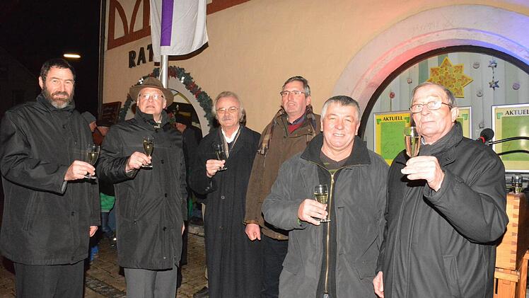Auf das neue Jahr stießen (von links) Dekan Jürgen Blechschmidt, Bürgermeister Wolfgang Borst, Karl-Heinz Graser, Siegfried Burger, Günter Denninger und Helmut Treuter an. Fotos: Gerhard Schmidt