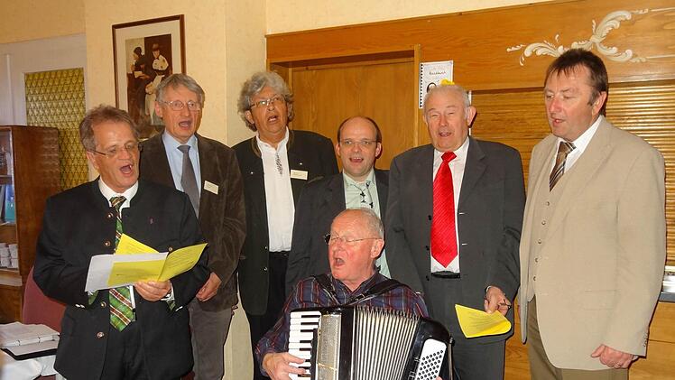 Die erste Tagung zum Thema "Volkslieder" fand mit dem Vizepräsidenten der EKD-Synode, Günther Beckstein, statt: (von links) Fritz Schroth, Eckhard Lauer (der die Tagung musikalisch mit der Konzertzither begleitete), Günther Hessenauer (Mundartspezialist aus Mittelfranken), Stefan Schroth, Günther Beckstein und Bürgermeister Udo Baumann. Akkordeon spielt Manfred Nonnemann aus Pforzheim.  Foto: Marion Eckert