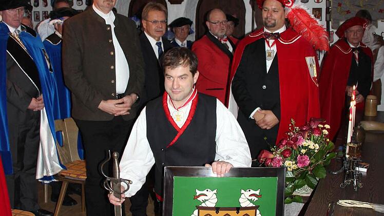 Markus Stöckert mit Schwert und Schild, auf dem sein Wappen gemalt ist.  Foto: Friedwald Schedel