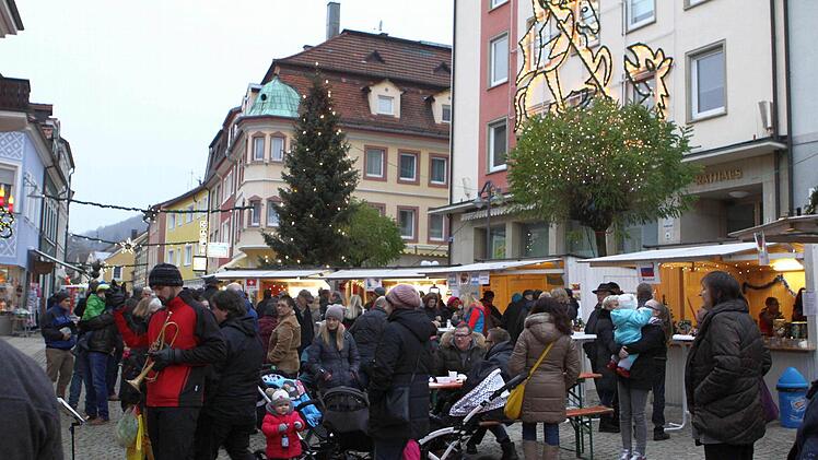 Impressionen vom Bad Brückenauer Weihnachtsmarkt. Foto: Lukas Dill