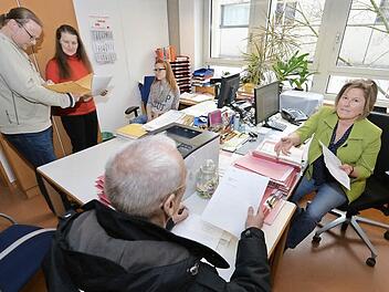 In manchen Büros des Bamberger Landratsamtes geht es gerade bei Publikumsverkehr sehr beengt zu. Foto: Ronald Rinklef