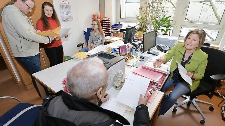 In manchen Büros des Bamberger Landratsamtes geht es gerade bei Publikumsverkehr sehr beengt zu. Foto: Ronald Rinklef