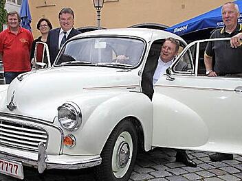 Viele motorisierte Raritäten können beim Oldtimer-Treffen bestaunt werden. Unser Bild zeigt an einem Morris Minor Saloon aus dem Baujahr 1967 (von links) Roman Geyer vom Oldtimer-Stammtisch, Helga Metzel von der Kulmbacher Brauerei, Landrat Klaus Peter Söllner, OB Henry Schramm sowie Walter Schaller von den Kulmbacher Oldtimer-Freunden. Foto: Alexander Hartmann