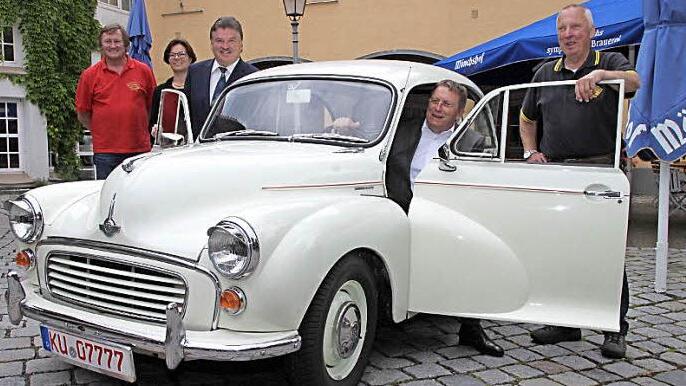Viele motorisierte Raritäten können beim Oldtimer-Treffen bestaunt werden. Unser Bild zeigt an einem Morris Minor Saloon aus dem Baujahr 1967 (von links) Roman Geyer vom Oldtimer-Stammtisch, Helga Metzel von der Kulmbacher Brauerei, Landrat Klaus Peter Söllner, OB Henry Schramm sowie Walter Schaller von den Kulmbacher Oldtimer-Freunden. Foto: Alexander Hartmann