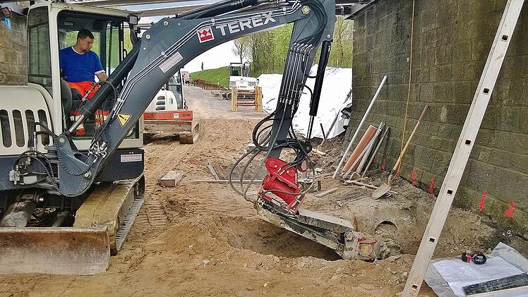 Arbeiten an der Bahnunterführung in Oerlenbach. Foto: Sigismund von Dobschütz