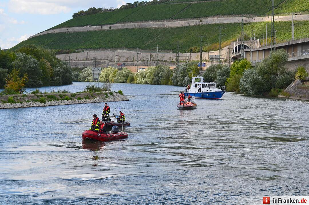 Auto geht im Main in Würzburg unter