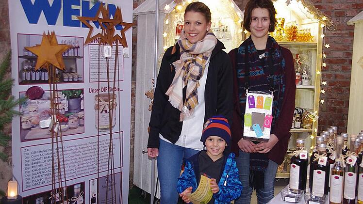 Sabrina Buckreus und ihr Neffe Lucas Müller (von links) freuen sich über ihre gewonnene Martini-Gans. Mit im Bild ist Losverkäuferin Anna-Lena Raddatz.  Foto: Heike Schülein