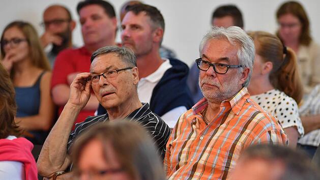 Interessiert verfolgten die Zuschauer, unter ihnen viele Vereinsvertreter, die Diskussion.Foto: Ronald Riklef