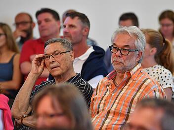 Interessiert verfolgten die Zuschauer, unter ihnen viele Vereinsvertreter, die Diskussion.Foto: Ronald Riklef
