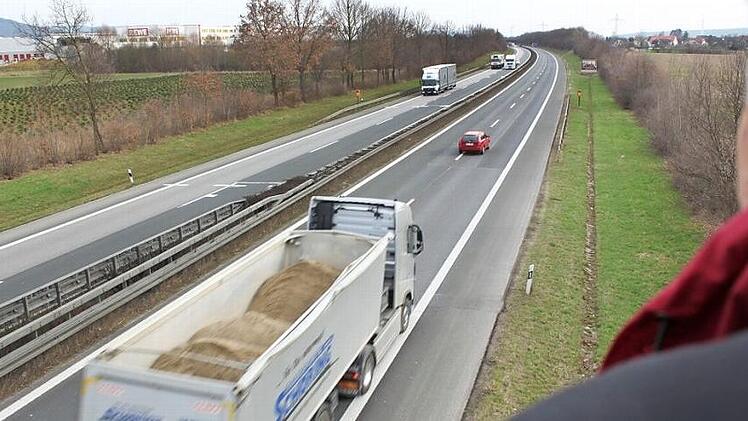 Blick von der Brücke Richtung Buttenheim: Auch dieser Lkw ist auf dem Strich gelandet.  Fotos: Anette Schreiber
