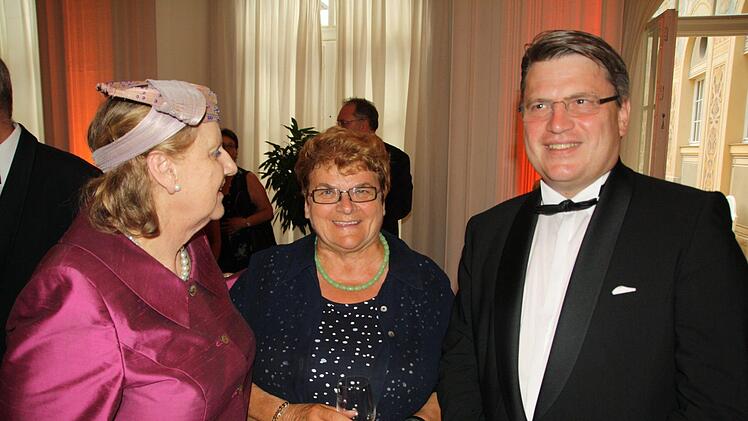 Die frühere Intendantin Kari Kahl-Wolfsjäger, Fördervereinsschatzmeisterin Martha Müller und Justizminister Winfried Bausback.