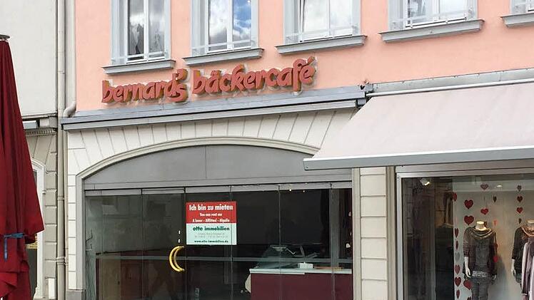 Steht seit Ende 2016 leer: der "Bernards Bäck" am Coburger Marktplatz Foto: CT-Archiv