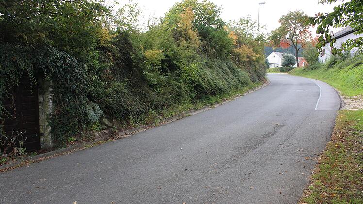 Den Berg hoch geht es "zu den Neuhäusern”  von Decheldorf (Im Hintergrund zu sehen). Bergwärts auf der linken Seite hatten sich die Bürger einen Mehrzweckstreifen gewünscht.