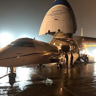 Airport Nürnberg: Riesenflieger landet am Flughafen – Flugzeug an Bord