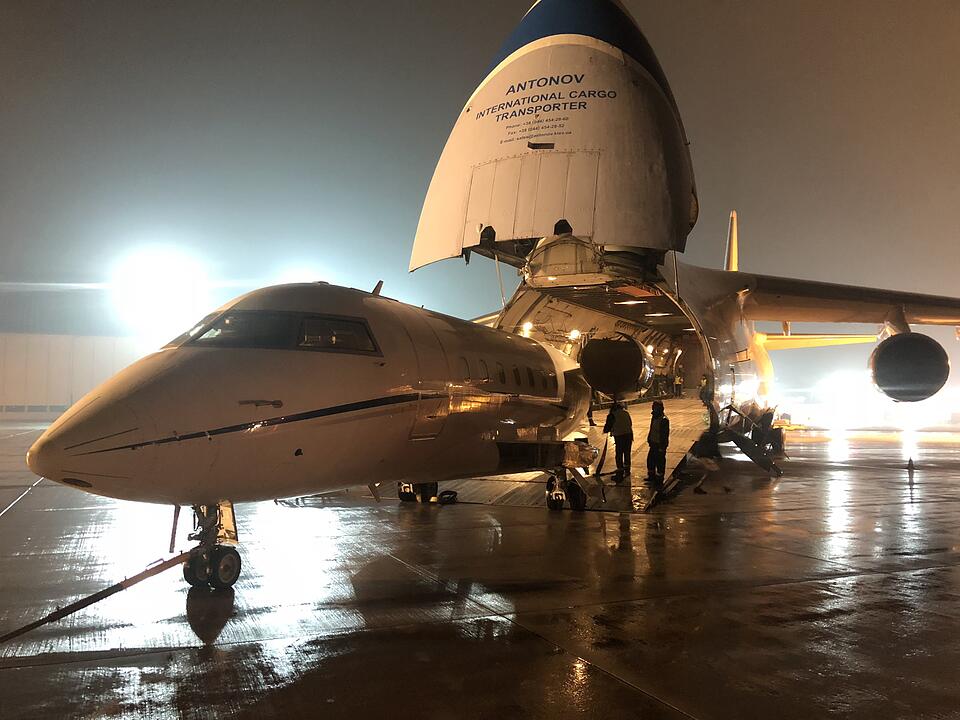 Airport Nürnberg: Riesenflieger landet am Flughafen – Flugzeug an Bord