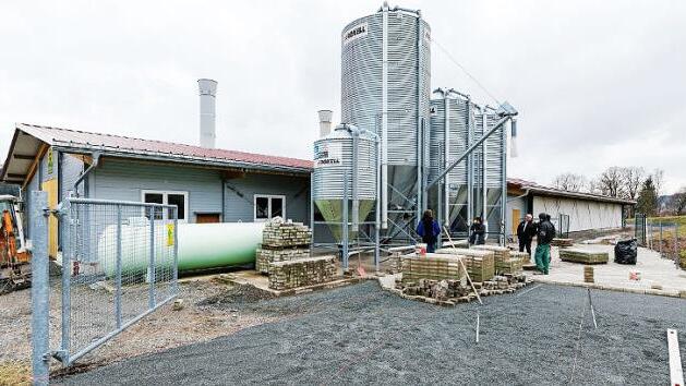 Über 8000 Hähnchen sind in den drei Ställen in Fröschbrunn untergebracht. Um den Betrieb kümmert sich Alexander Hanna (Bild rechts) zusammen mit seinem Vater.