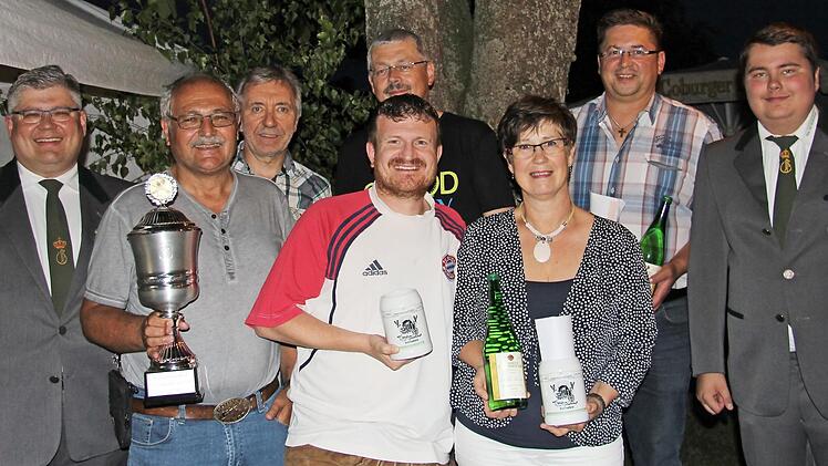 Volksregenten und beste Mannschaft: (vorne Mitte) Volkskönig Patric Bauer mit 1. Volksritterin Ellen Höhn und Gewinner der Meisterwertung der Herren Kay Knopp; dahinter (von links) Bastian Angermüller, Fredi Welsch und Sigurd Knopp (Siegermannschaft), 1. Volksritter Joachim Zwosta und Nico Steiner