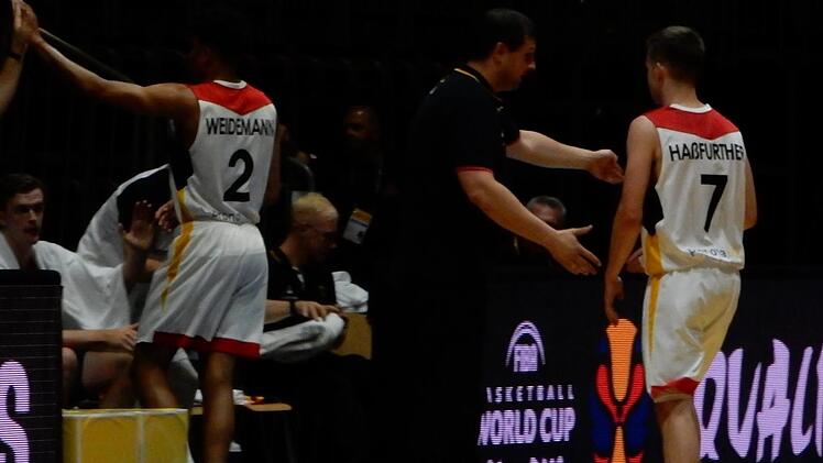 Nils Haßfurther (Nr. 7) wird von seinem Coach Alan Ibrahimagic ausgewechselt. Foto: Udo Schilling