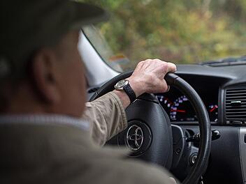 Ein 76- J&auml;hriger wird am Steuer seines Toyota bewusstlos. Sein Auto kracht in ein Bus-Warteh&auml;uschen. Die Wartenden k&ouml;nnen noch rechtzeitig ausweichen. Symbolbild: Wolfram Kastl/dpa.